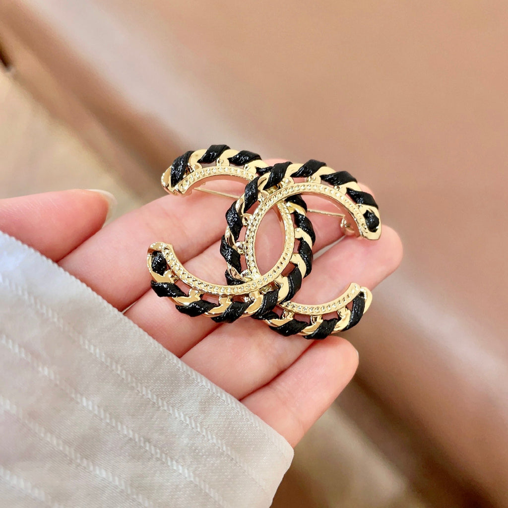 Chain-Edge Emblem Brooch with Contrast Inlay