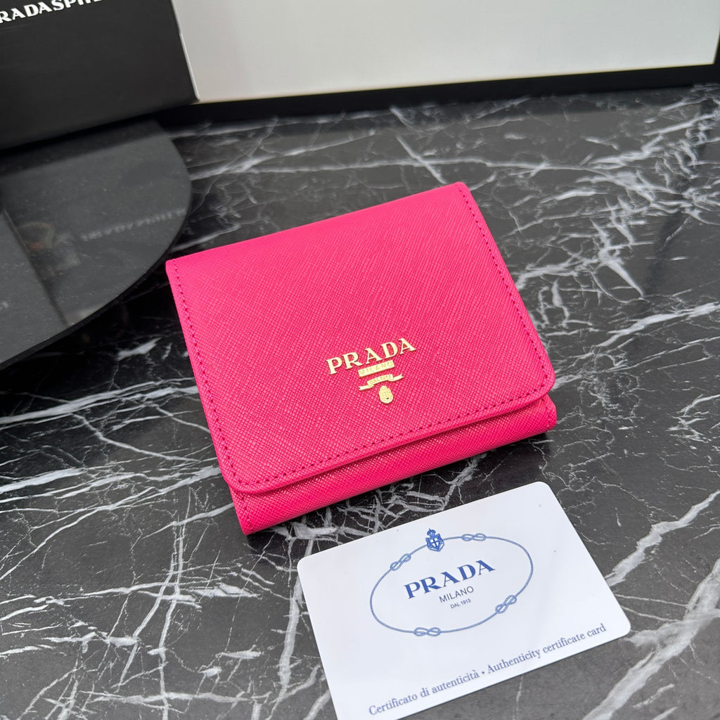 Cartera de solapa larga con emblema triangular 031