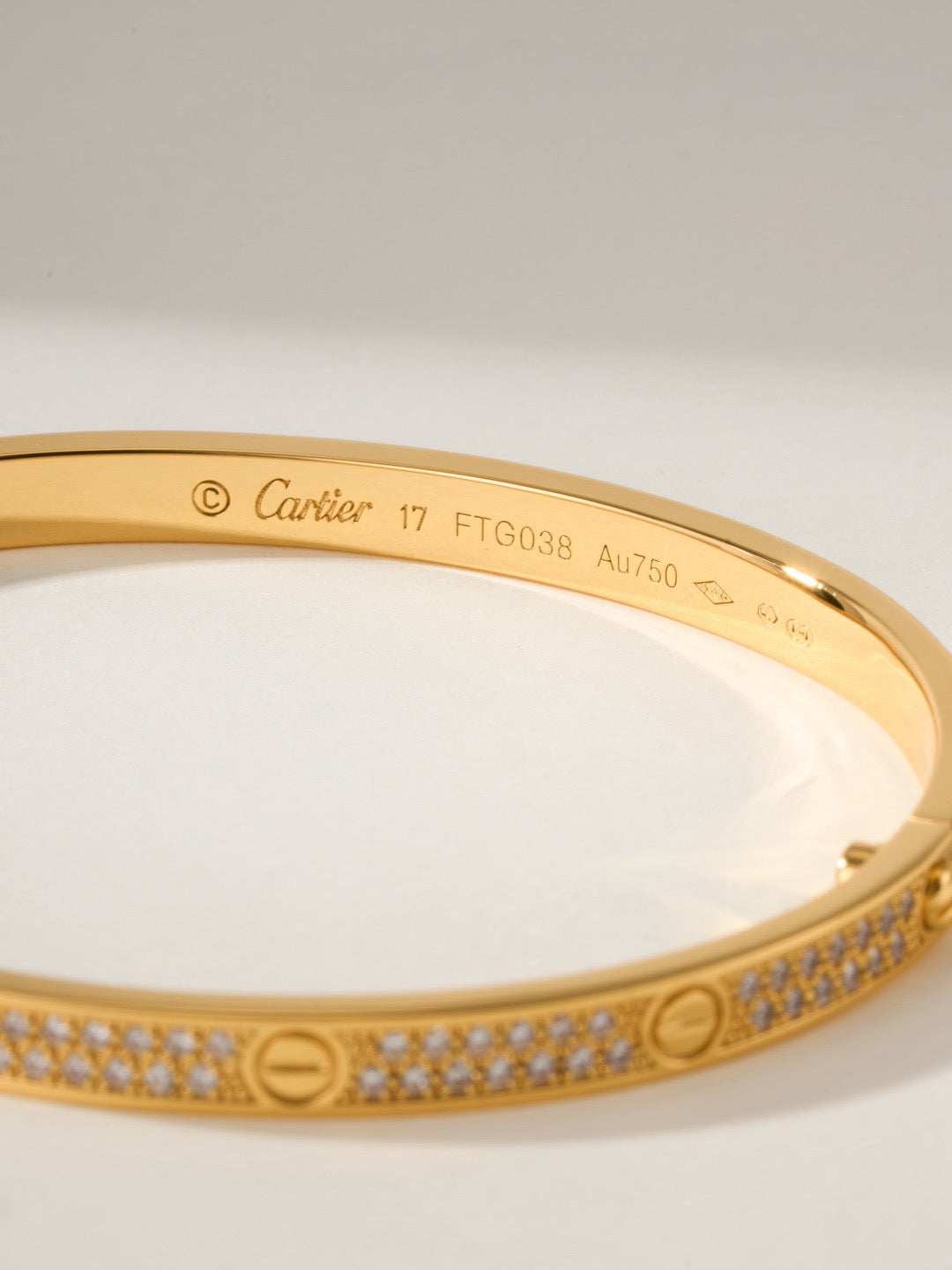 Bracelet jonc clouté à vis apparentes