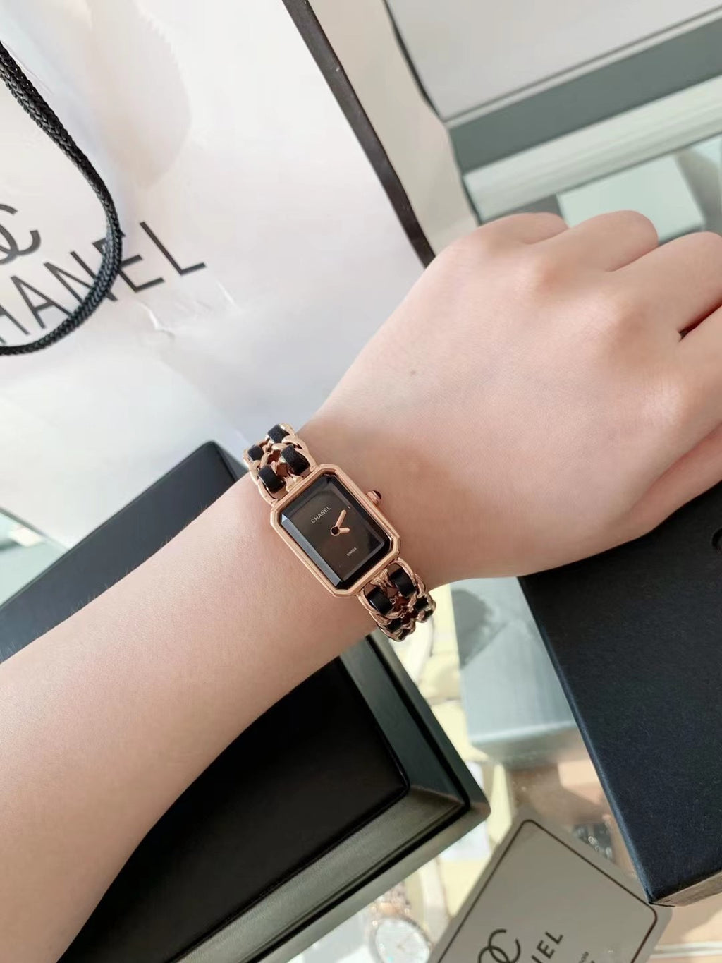 Montre à quartz rectangulaire ton or rose avec bracelet chaîne 002