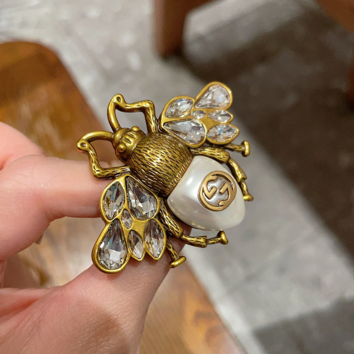Broche abeille aux ailes facettées et détail en perle