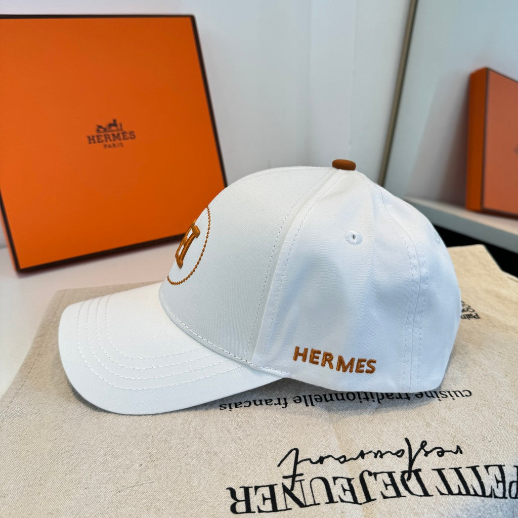 Gorra de béisbol con motivo de círculo y letra H