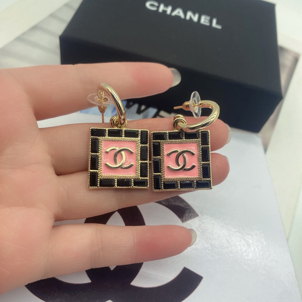 Pendientes de aro con adorno cuadrado rosa y negro