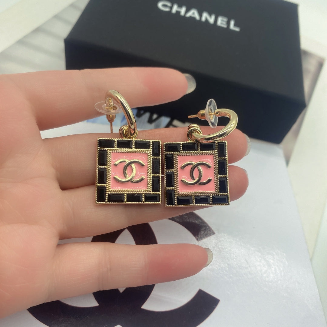 Pendientes de aro con adorno cuadrado rosa y negro