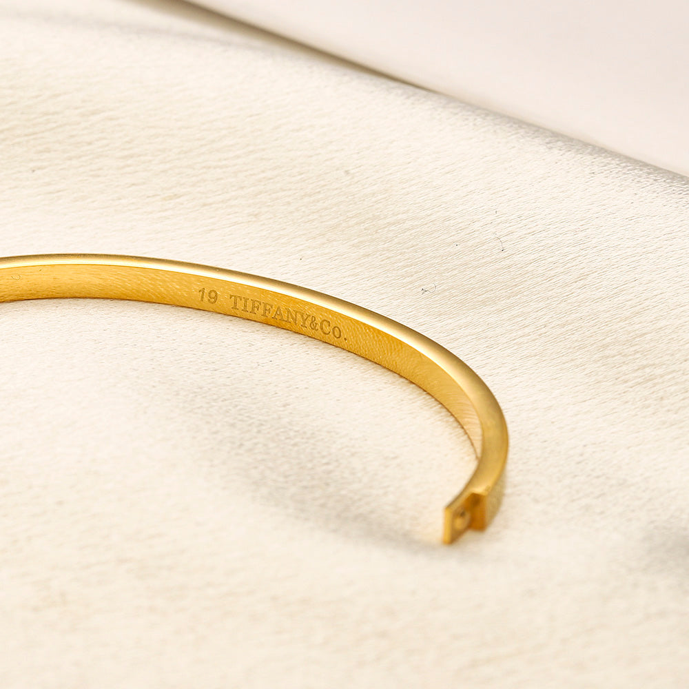 Brazalete pavé de acero inoxidable 304 con dije de corazón de borde de color