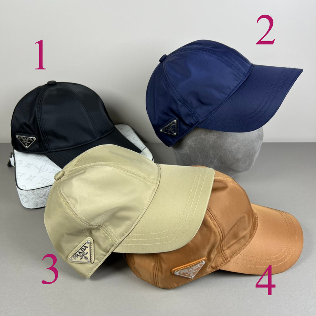 Gorra de béisbol con emblema triangular