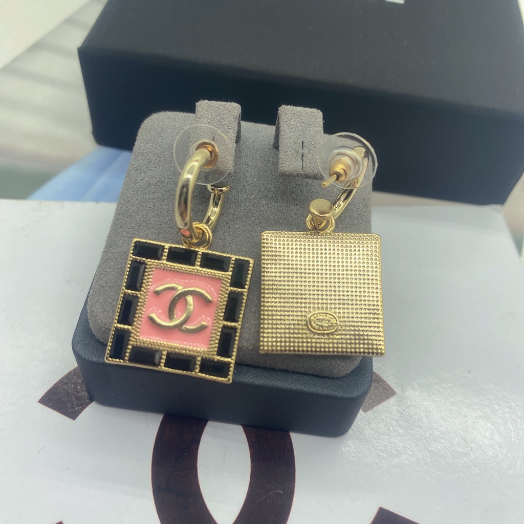 Pendientes de aro con adorno cuadrado rosa y negro