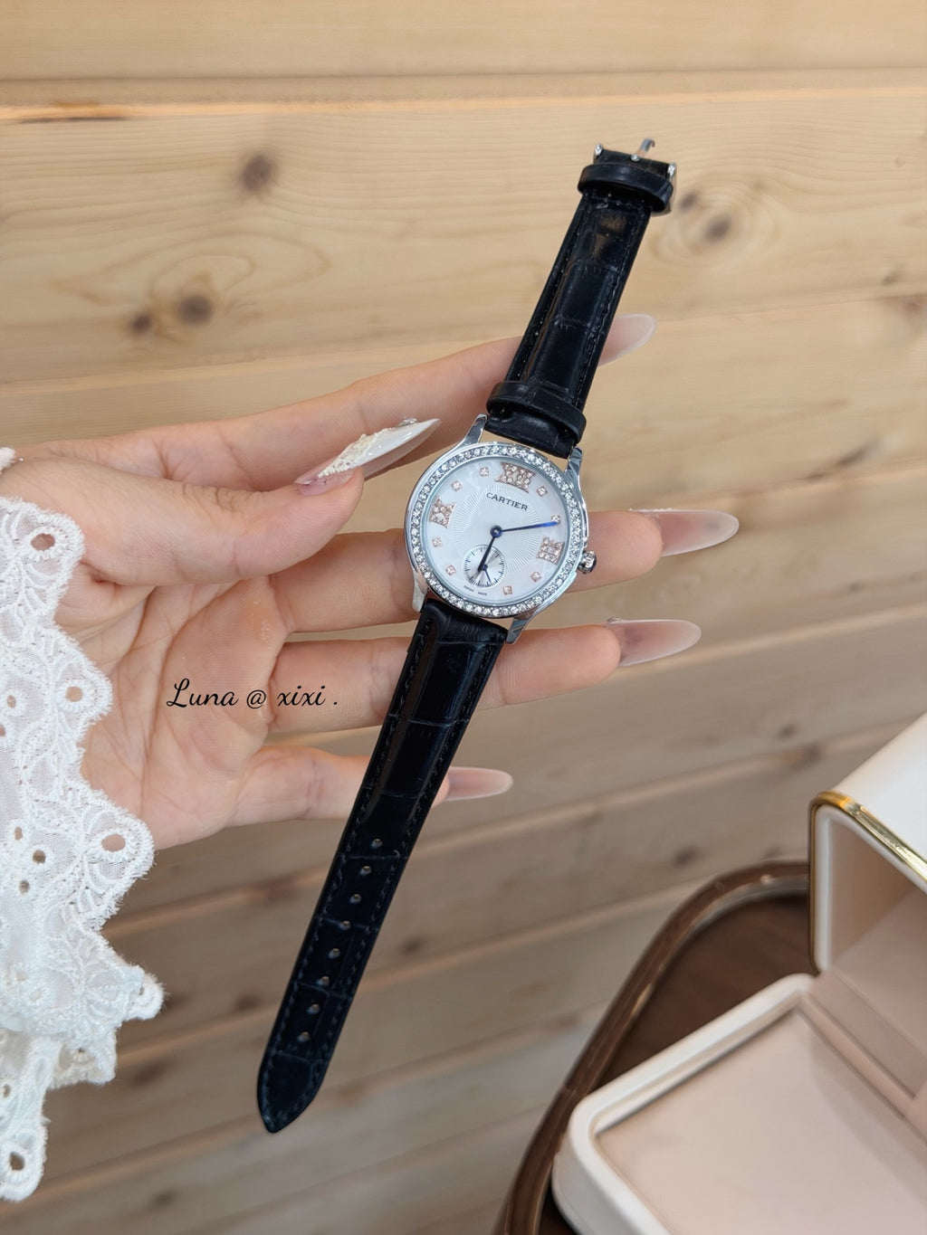 Montre à quartz ronde de 33 mm avec lunette sertie de pierres et bracelet
