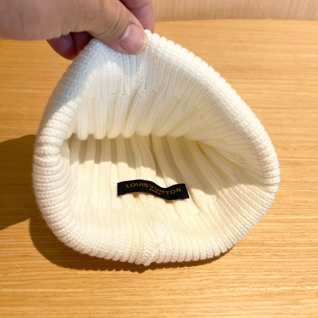 Bonnet en maille côtelée avec emblème lettre