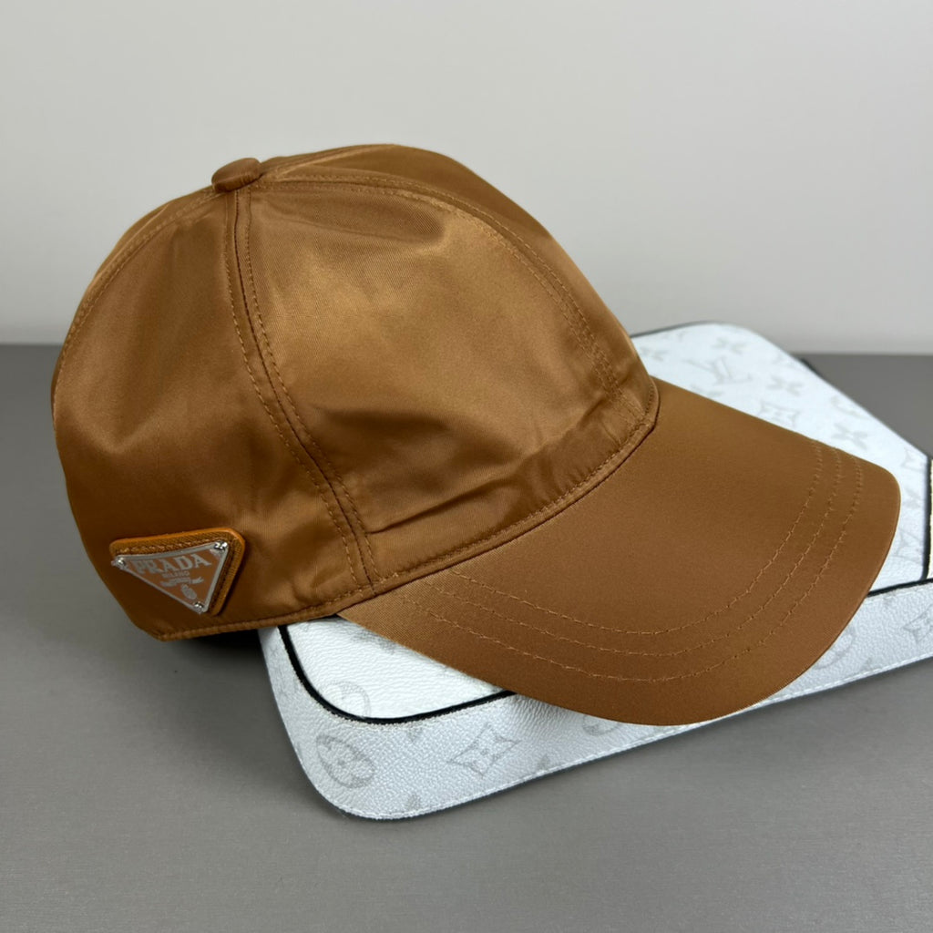 Gorra de béisbol con emblema triangular