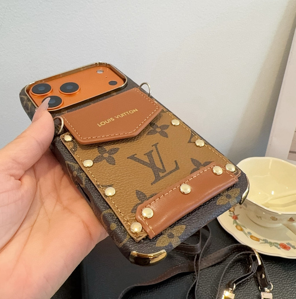 Funda para teléfono con bolsillo de solapa y monograma con correa