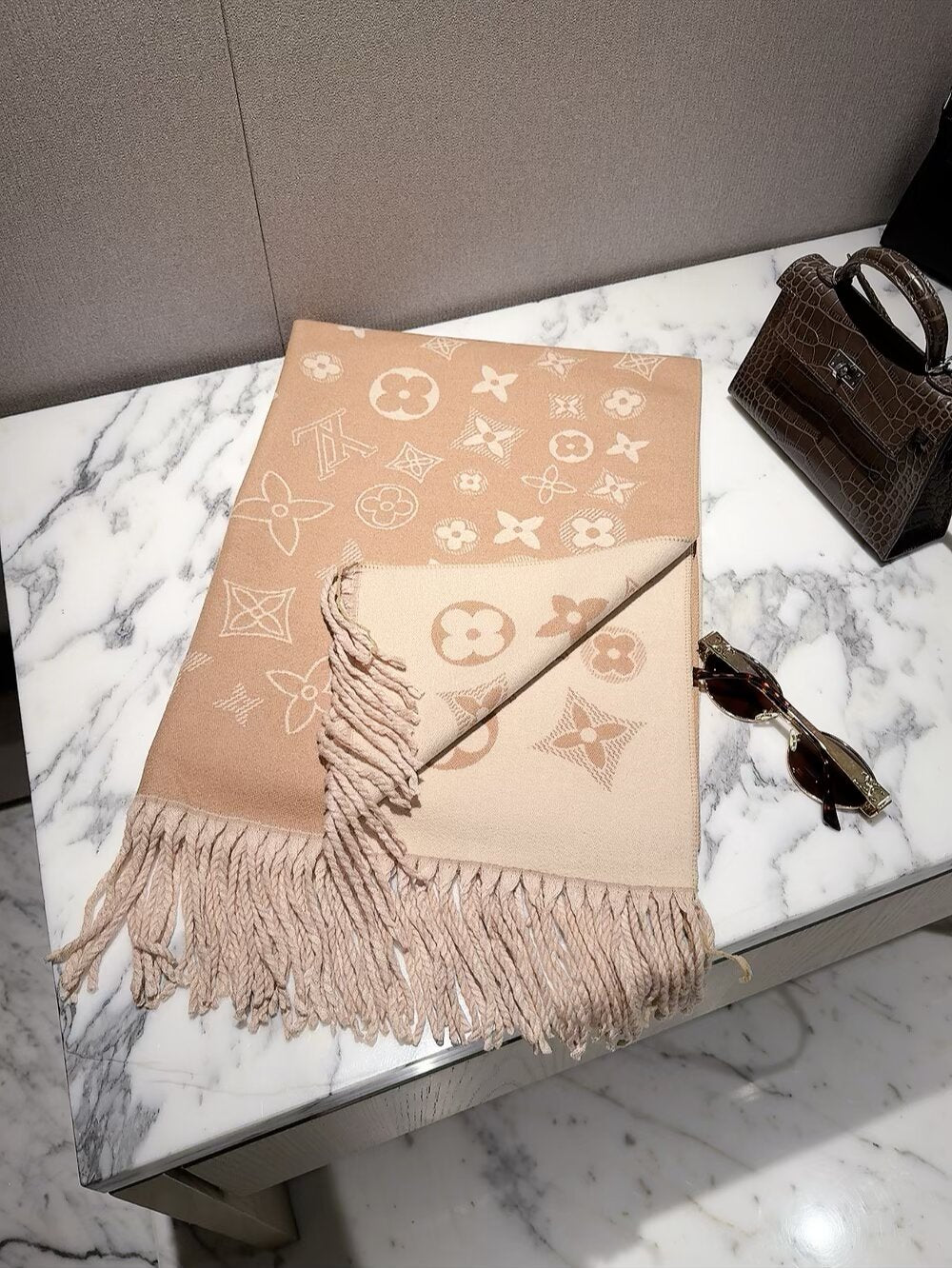 Bufanda cruzada con monograma floral integral
