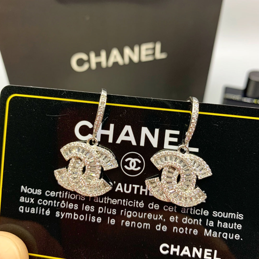 Brincos Pendentes em Forma de C Entrelaçados Pavé