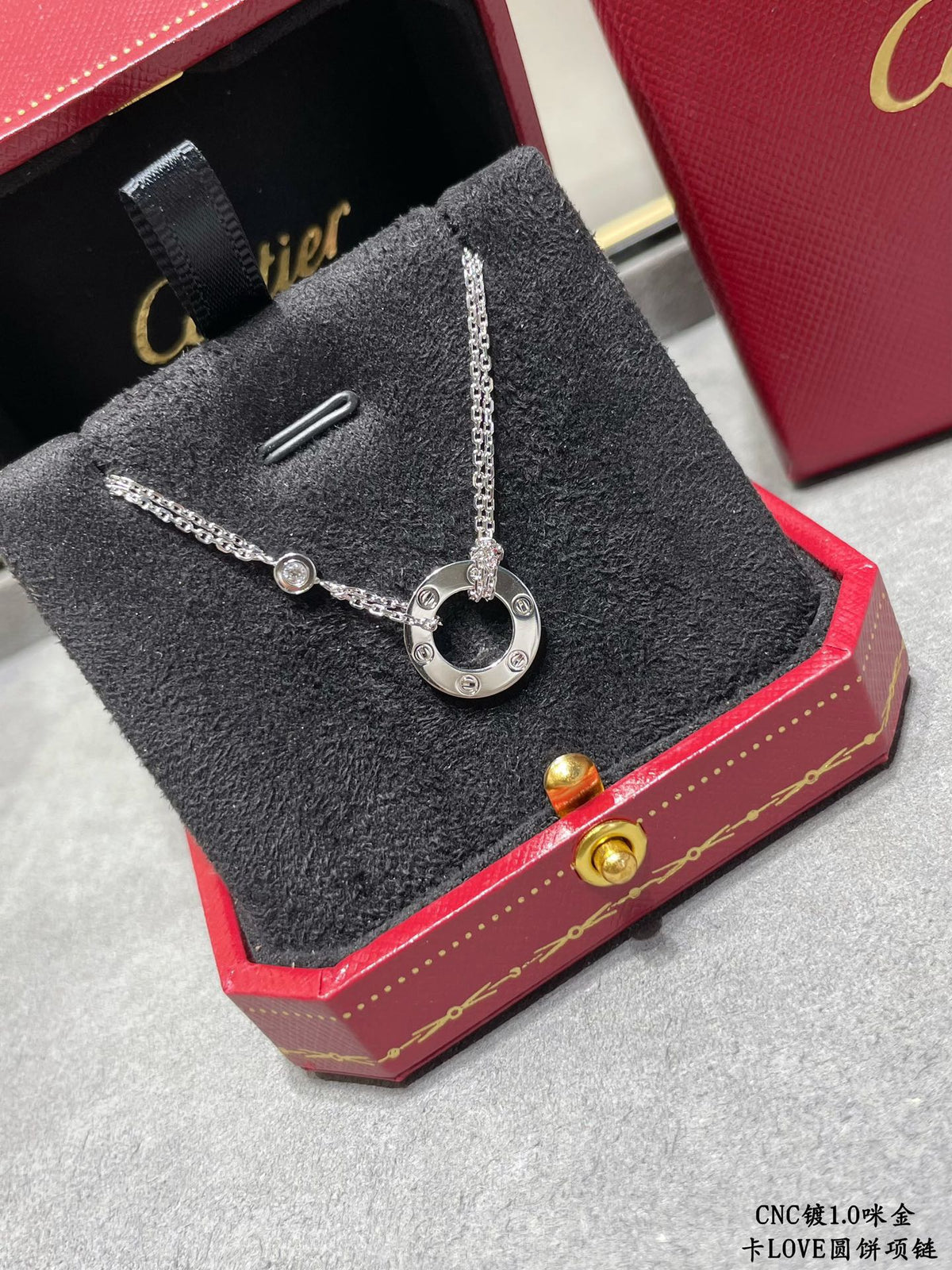 Collier circulaire à double chaîne et clous décoratifs