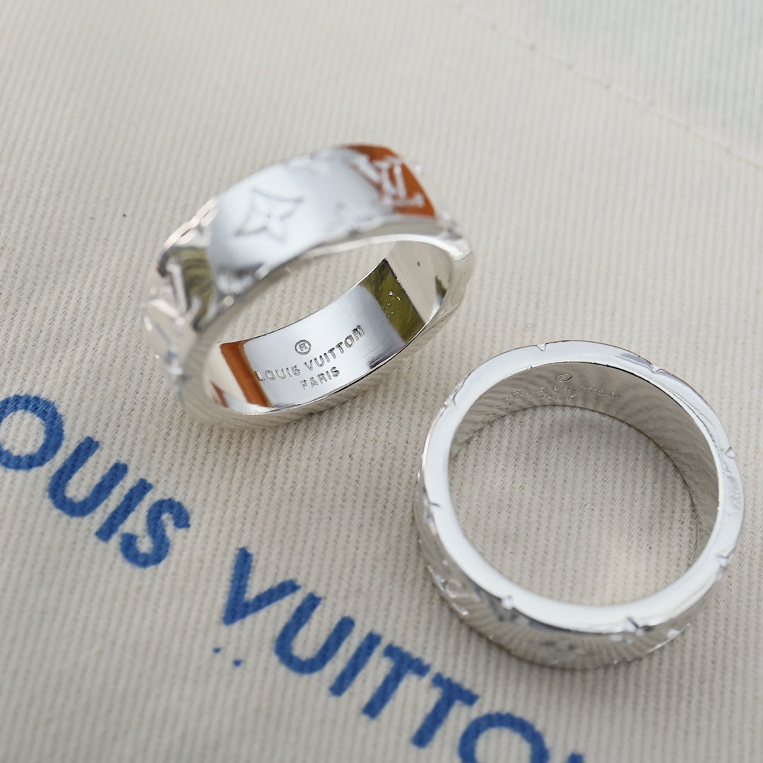 Anillo tipo banda con monograma grabado - Tallas 6–11