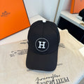 Gorra de béisbol con motivo de círculo y letra H