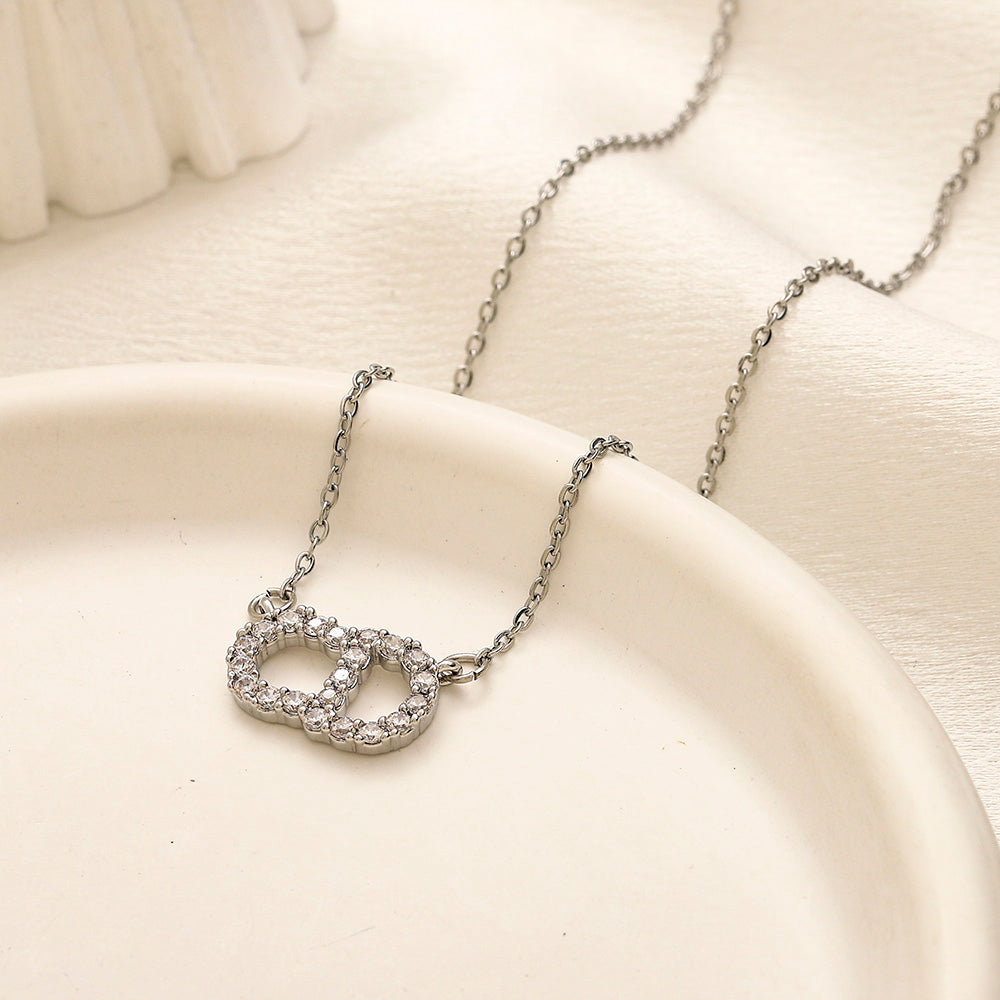 Collier pendentif ovale en cuivre pavé avec monogramme