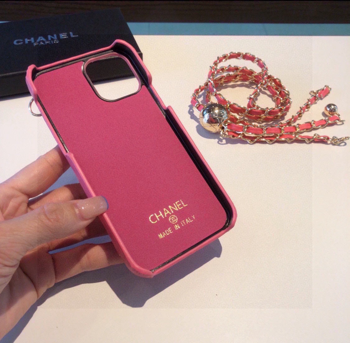 Funda para teléfono acolchada con correa de cadena larga