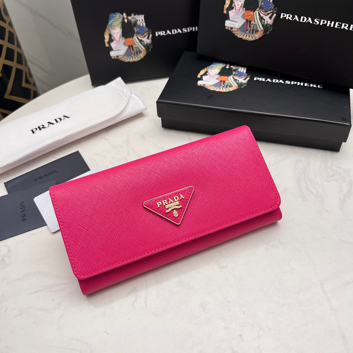 Textured Triangle Emblem Bifold Wallet 032