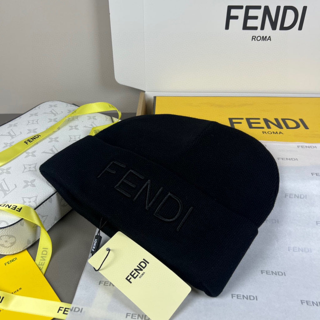 Gorro de malha com dobra e letras em destaque