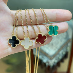 Collier avec pendentif quadrilobe serti de couleur