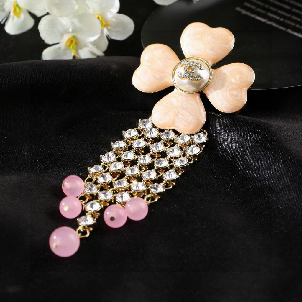 Broche fleurie avec chaîne en pierres et perles pendantes