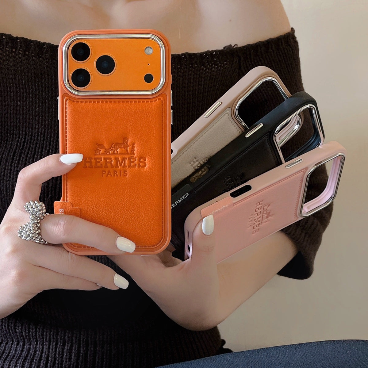 Funda para teléfono con letras y correa de mano a presión