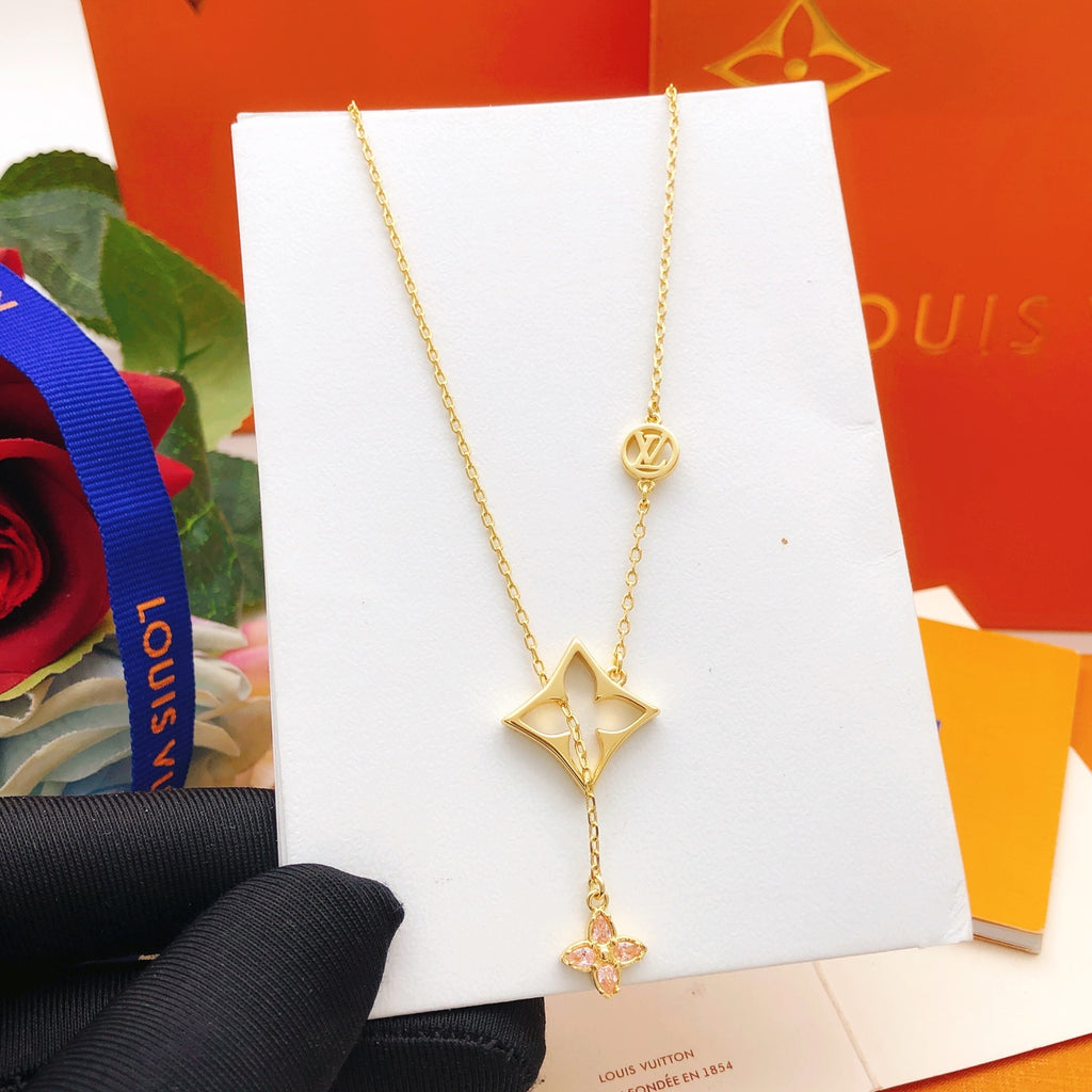 Collier pendentif ajouré à motif floral