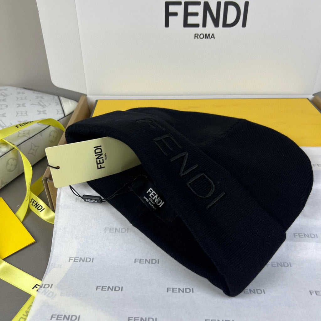 Gorro de malha com dobra e letras em destaque