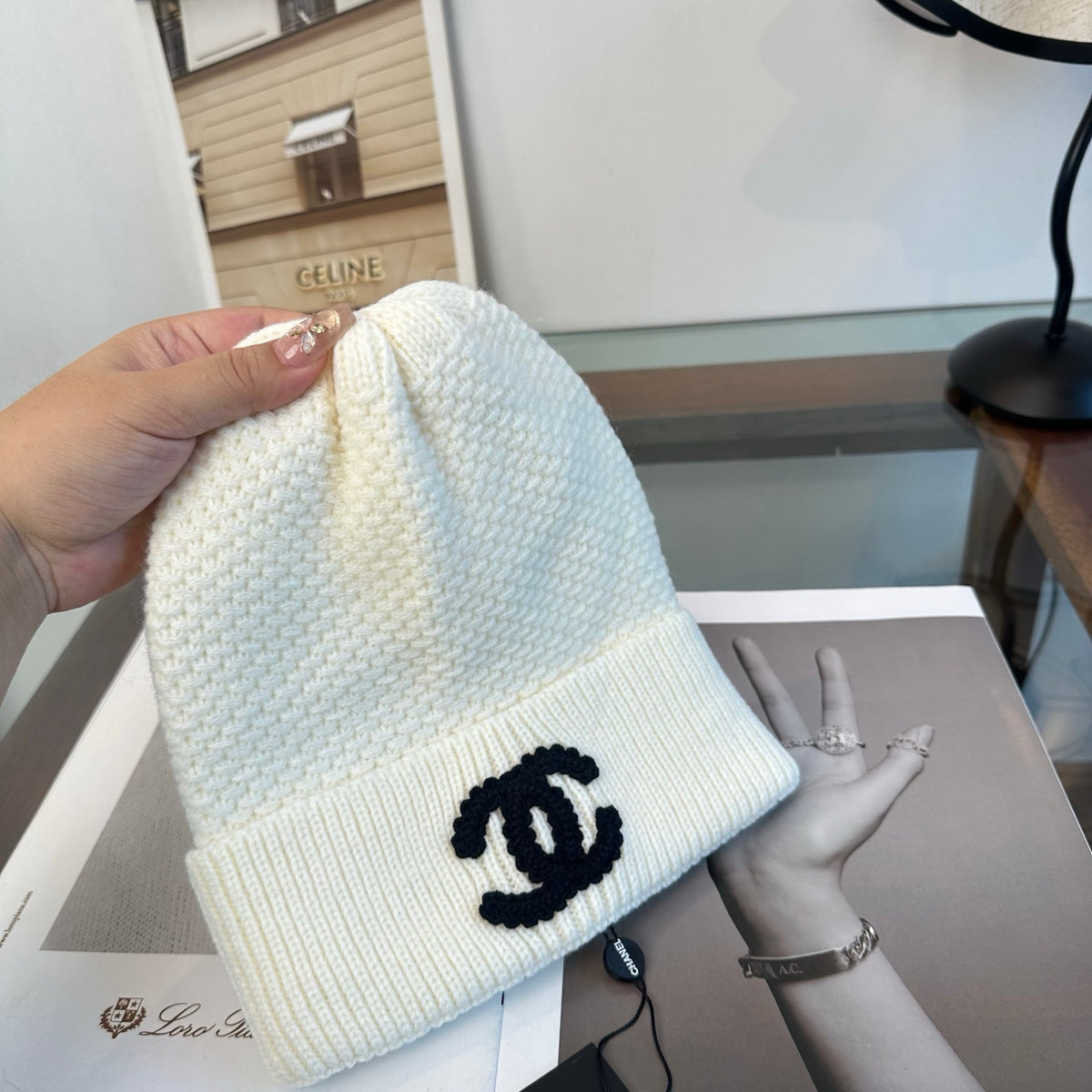 Bonnet côtelé à revers avec emblème brodé