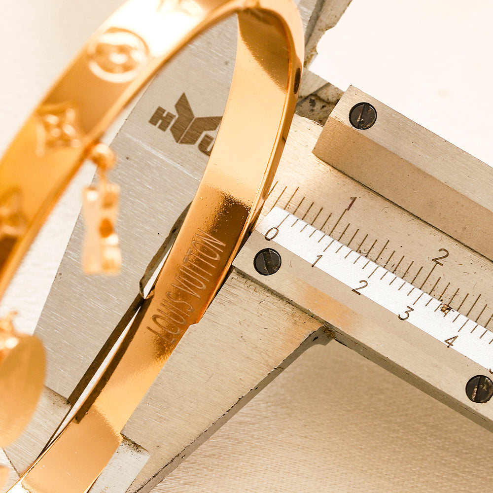 Bracelet jonc multi-breloques monogramme en acier inoxydable 304