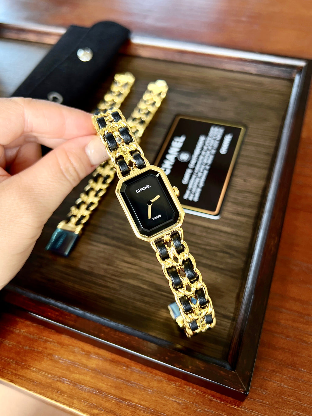 Montre à quartz rectangulaire dorée avec bracelet chaîne 001