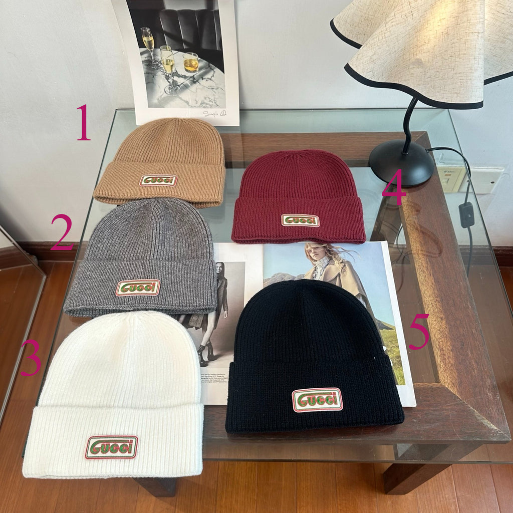 Bonnet côtelé à revers avec écusson lettré