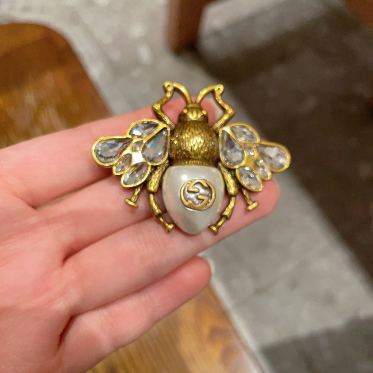 Broche abeille aux ailes facettées et détail en perle