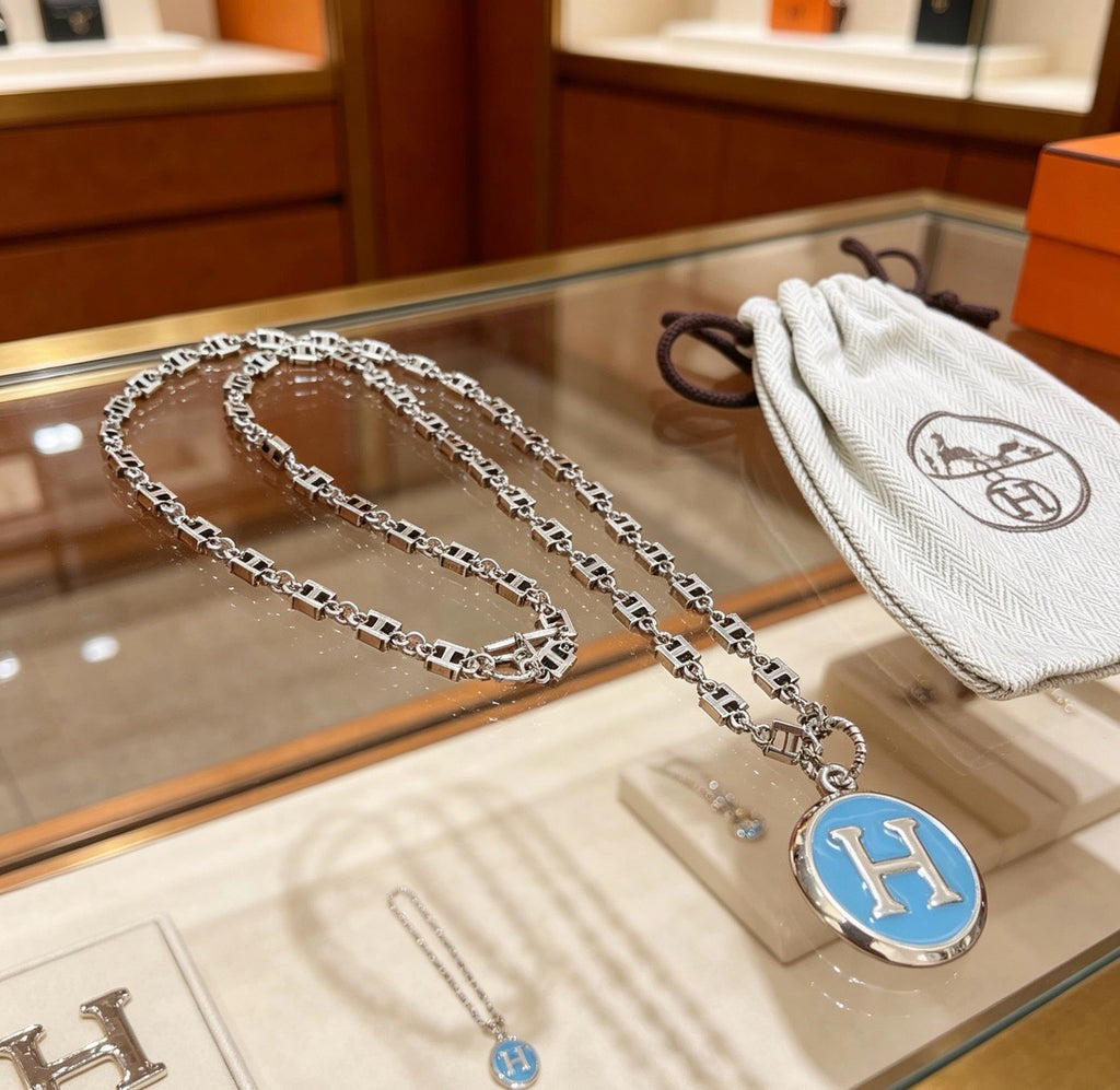 Collier chaîne épaisse avec médaillon H bleu
