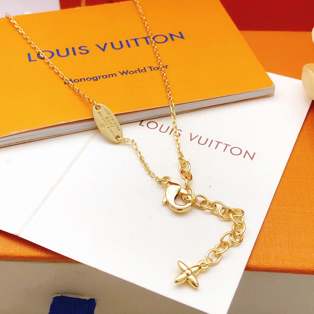 Collier pendentif ajouré à motif floral