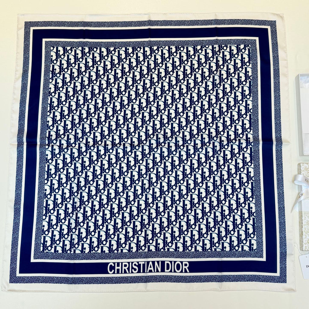 Lenço Quadrado com Monograma Repetido e Bordas às Riscas - 90 x 90 cm