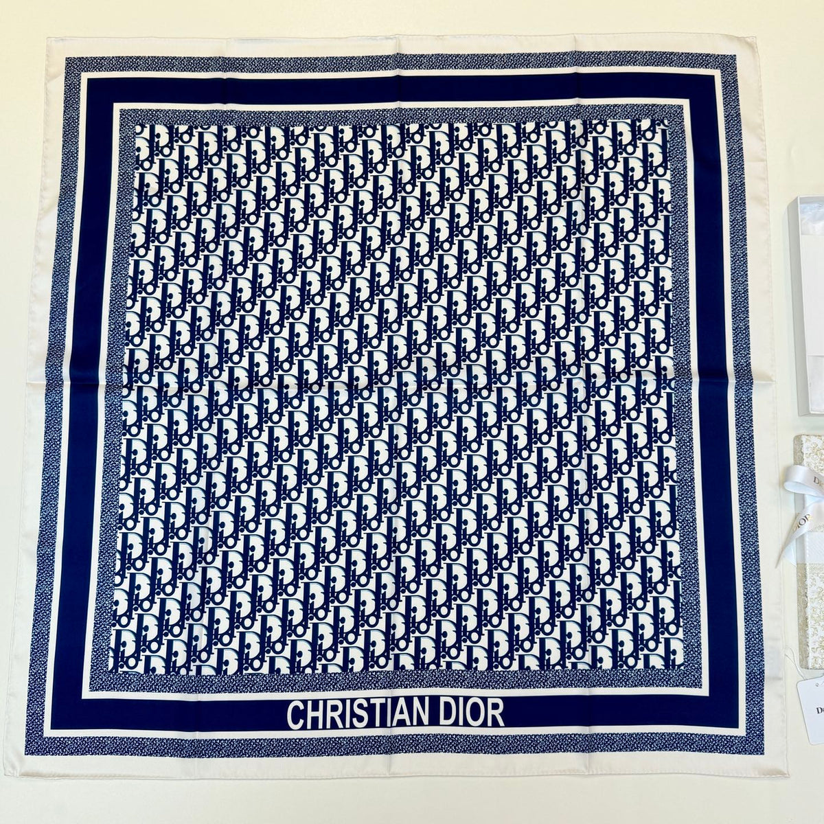 Lenço Quadrado com Monograma Repetido e Bordas às Riscas - 90 x 90 cm