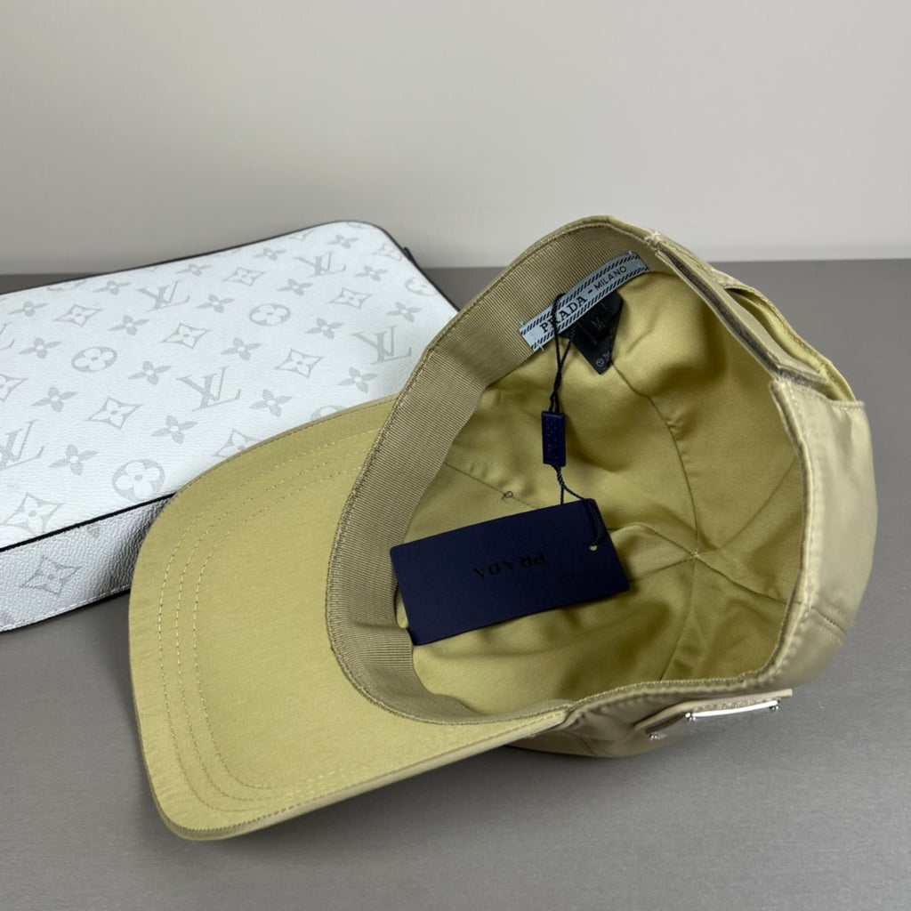 Gorra de béisbol con emblema triangular