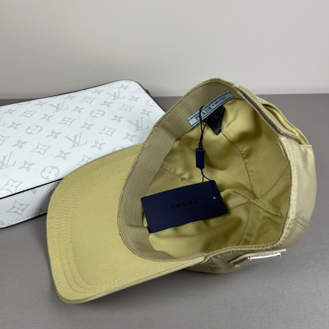 Gorra de béisbol con emblema triangular