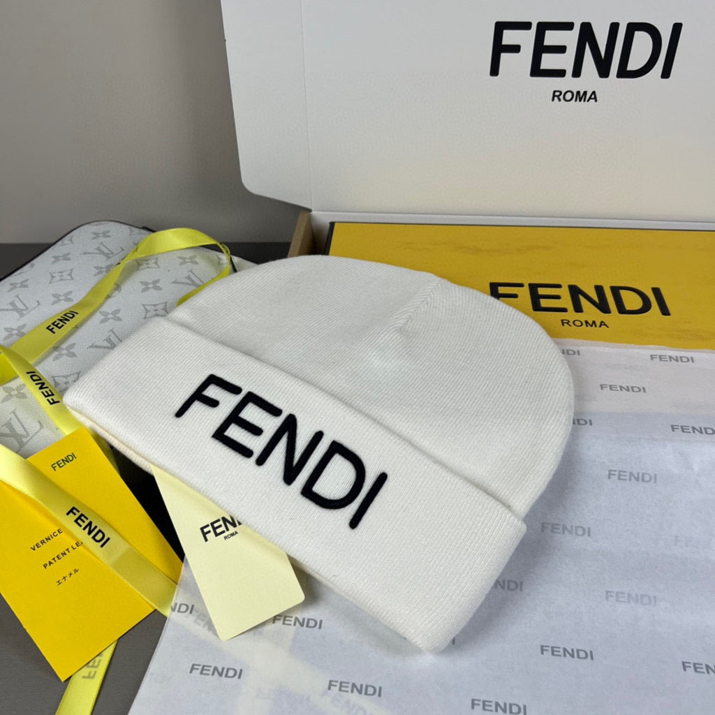 Gorro de malha com dobra e letras em destaque