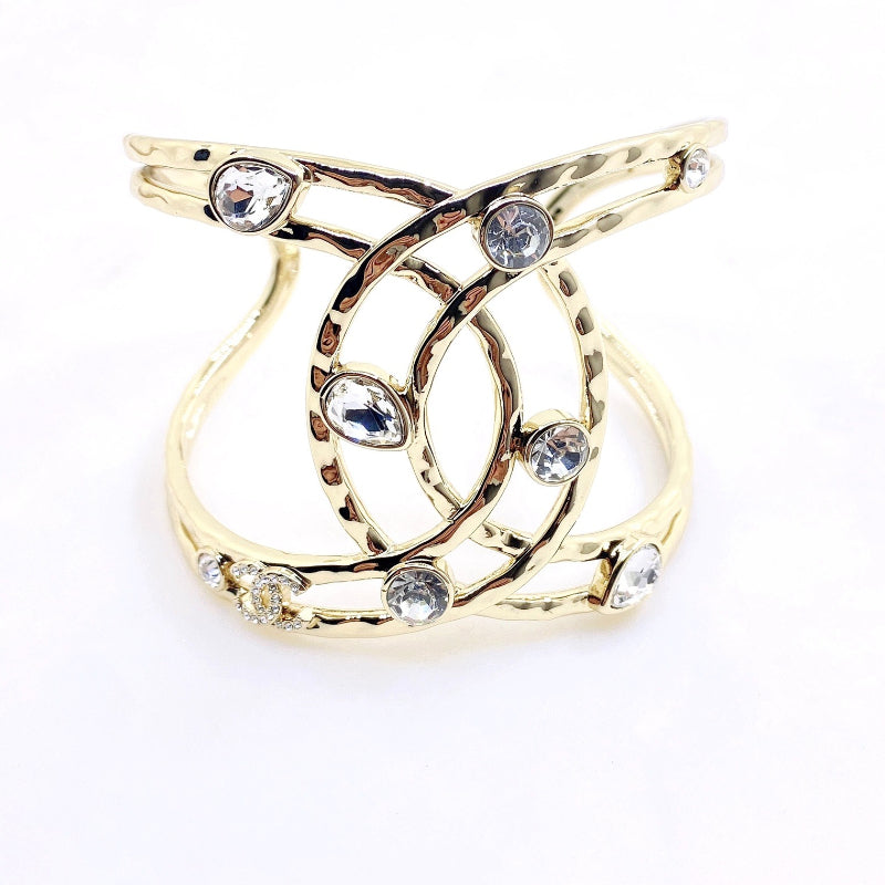 Pulsera rígida entrelazada con detalles de piedra