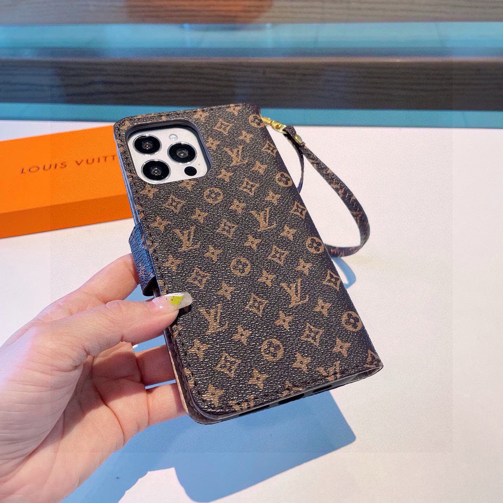 Funda tipo libro con monograma y correa de muñeca