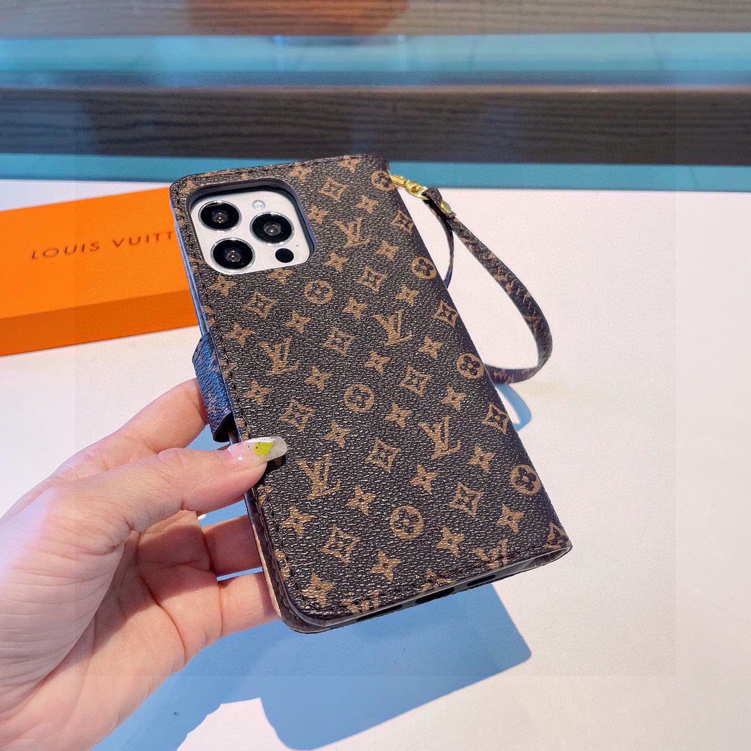 Funda tipo libro con monograma y correa de muñeca