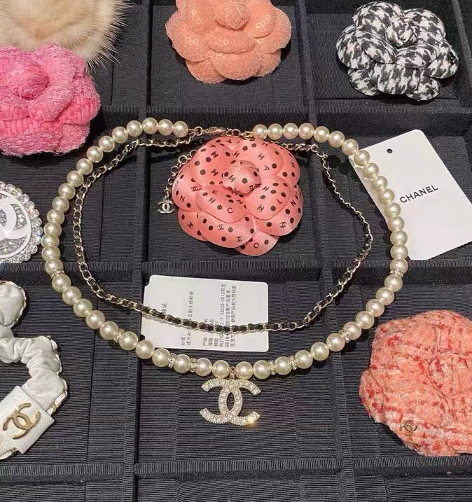 Colar com C de elos entrelaçados com pérolas imitação, de fio duplo