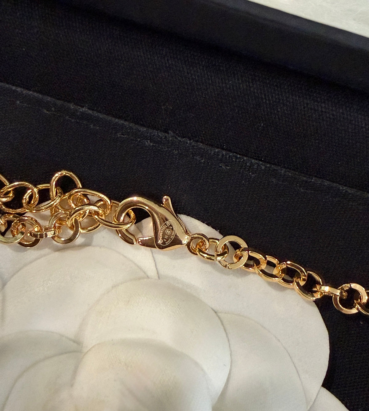 Collar vintage de cuentas cuadradas de cristal verde esmeralda y tono dorado, estilo suéter, cuentas cuadradas tipo caramelo