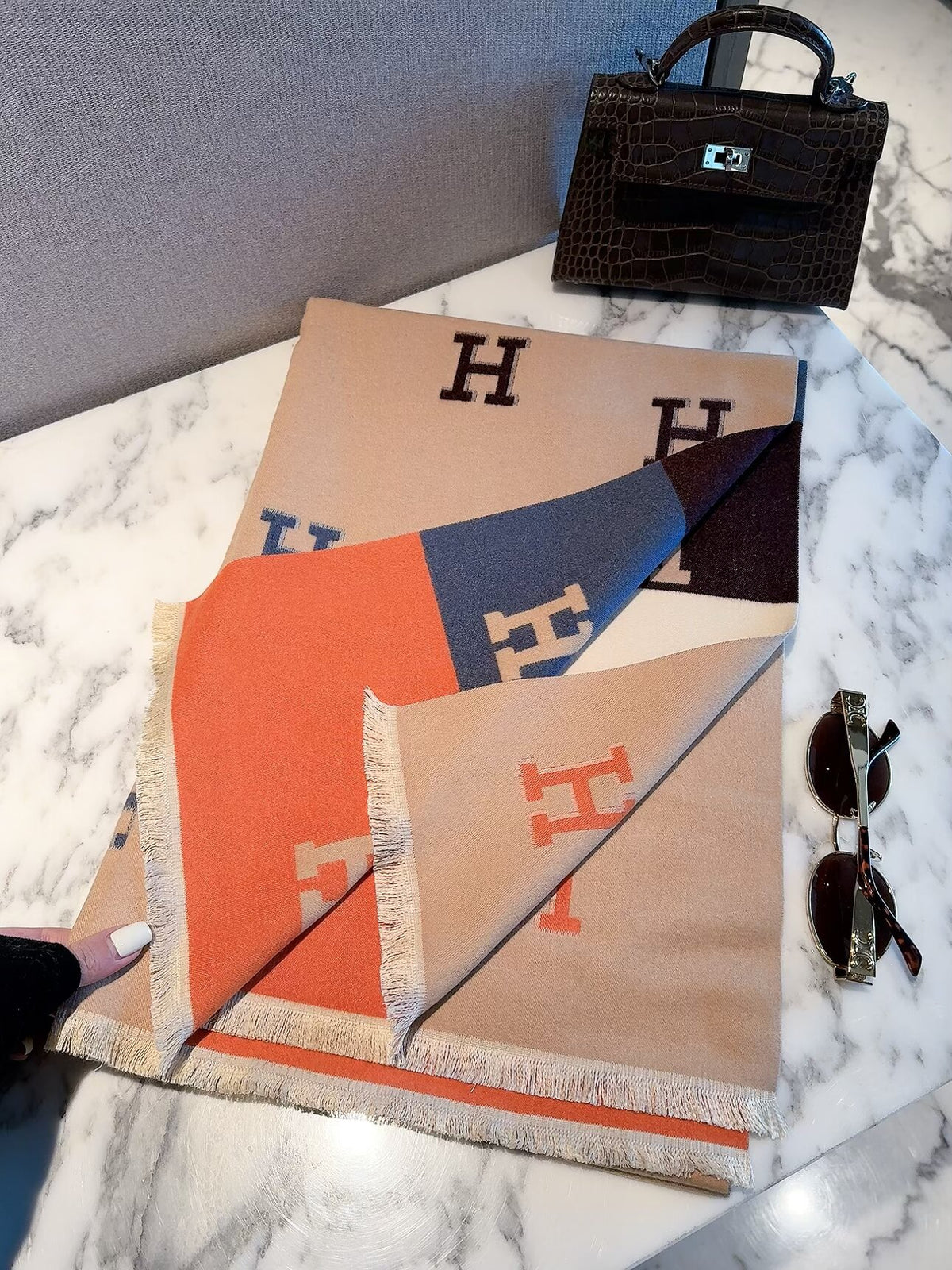 Écharpe enveloppante à motif H colorblock