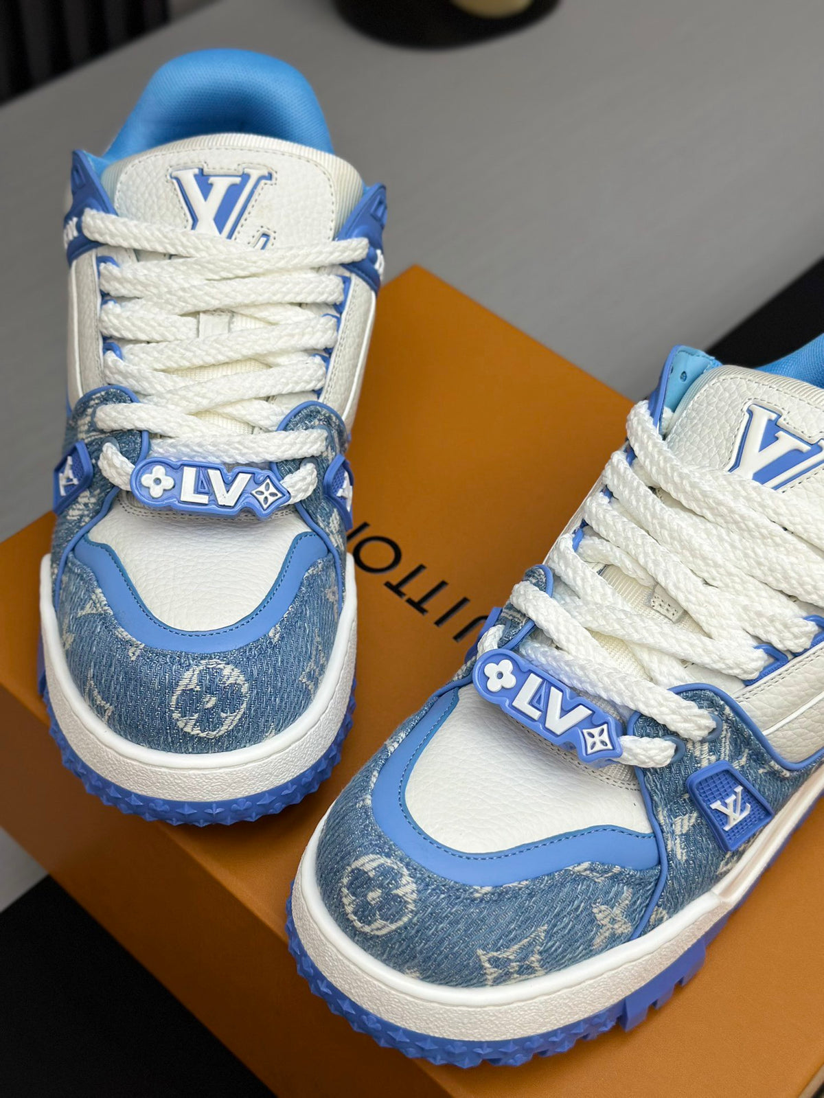 Zapatillas bajas de caña ancha con monograma azul