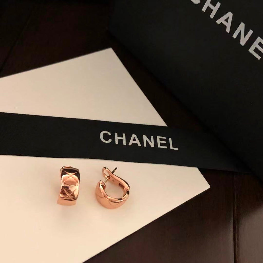 Aretes huggie con patrón de diamante pulido