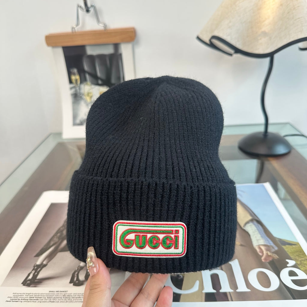 Bonnet côtelé à revers avec écusson lettré